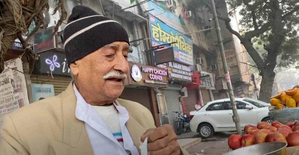 Ritu Buying Fruits from Uncle - Flying Beat Vlogs